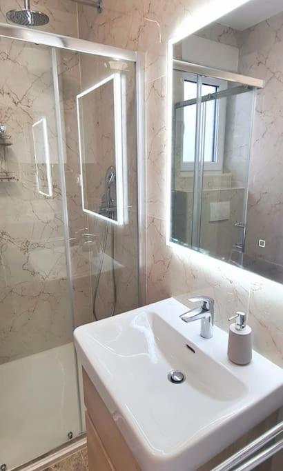 Ilari - Exclusive, Luxury Penthouse 100m2 & Private Garage Apartment *
