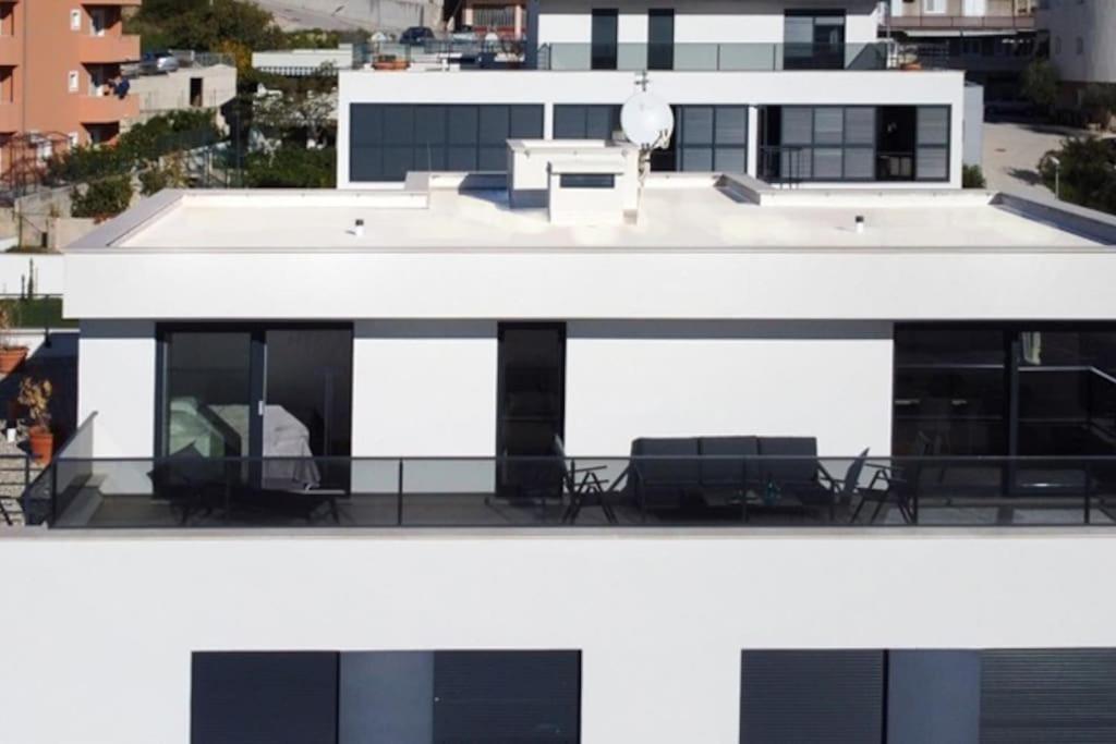 Ilari - Exclusive, Luxury Penthouse 100m2 & Private Garage Apartment